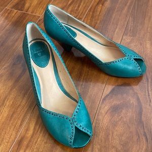 Frye - 73361 Maya Vintage Stud Peep Toe Pumps - Emerald Green - Size 8 1/2
